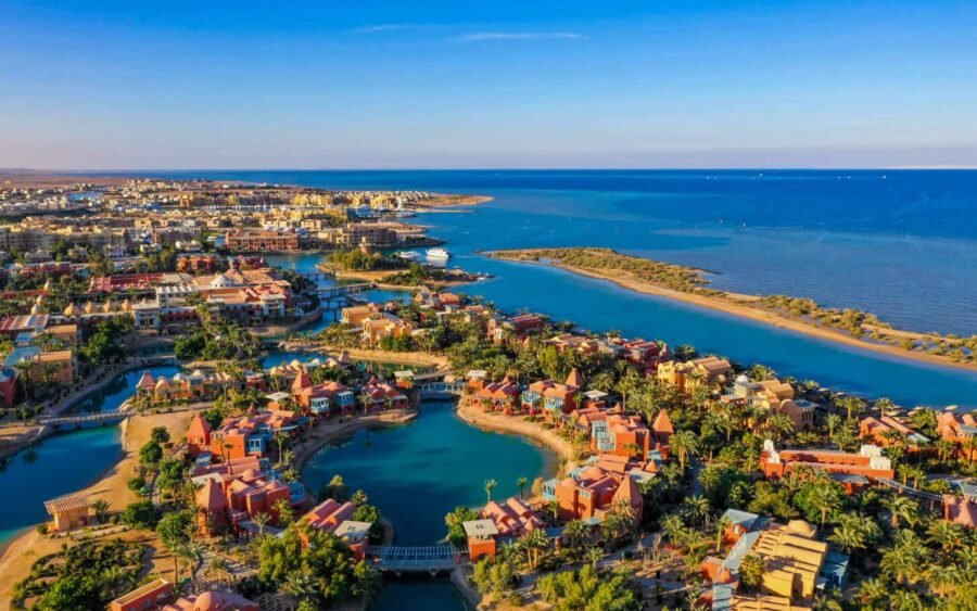 Complejo turístico vibrante en El Gouna junto al Mar Rojo.