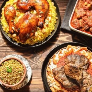 Comida egipcia deliciosa con colores vibrantes y platos tradicionales.