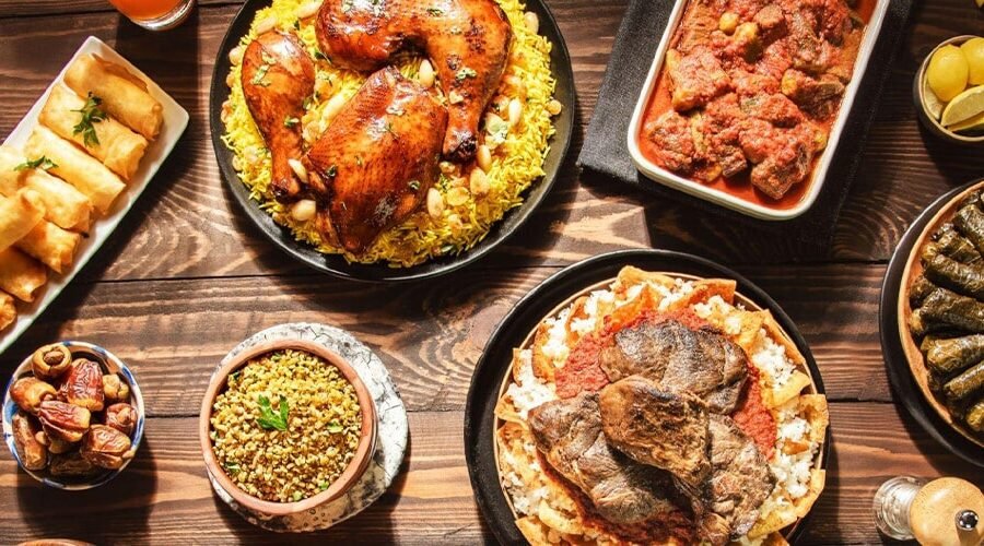 Comida egipcia deliciosa con colores vibrantes y platos tradicionales.