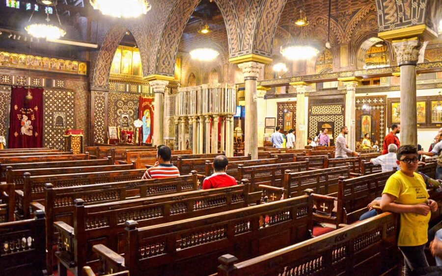 Interior de la Iglesia Colgante en El Cairo, mostrando su arquitectura única.