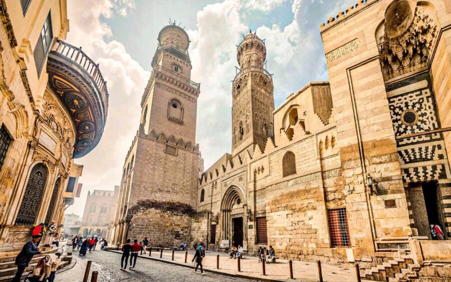 Caminando por la histórica calle Al-Muizz en El Cairo.