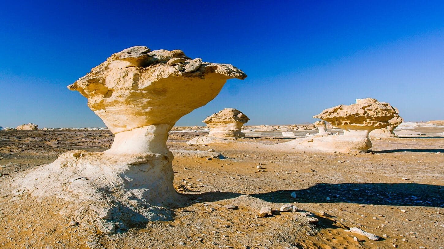 Paisaje del desierto blanco en Egipto con formaciones de arena únicas.