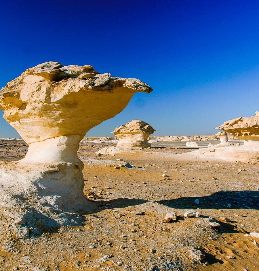 Paisaje del desierto blanco en Egipto con formaciones de arena únicas.