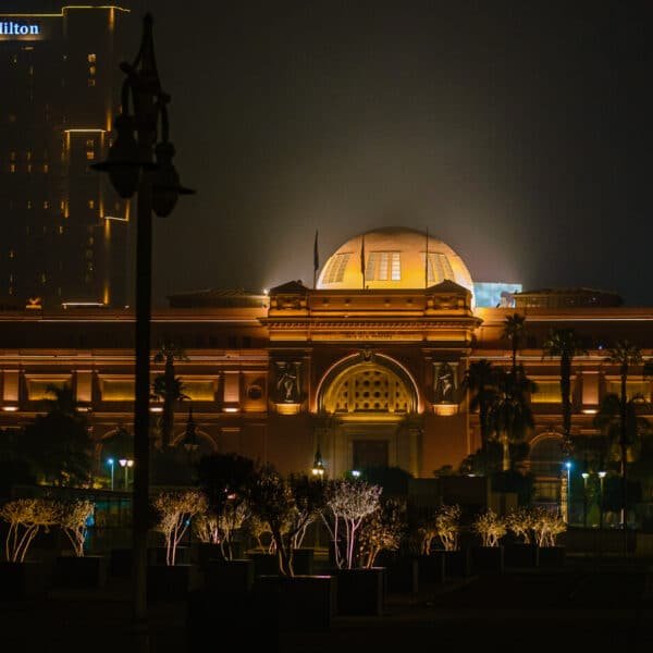 Vista nocturna del Museo Egipcio de Tahrir con su exterior iluminado.