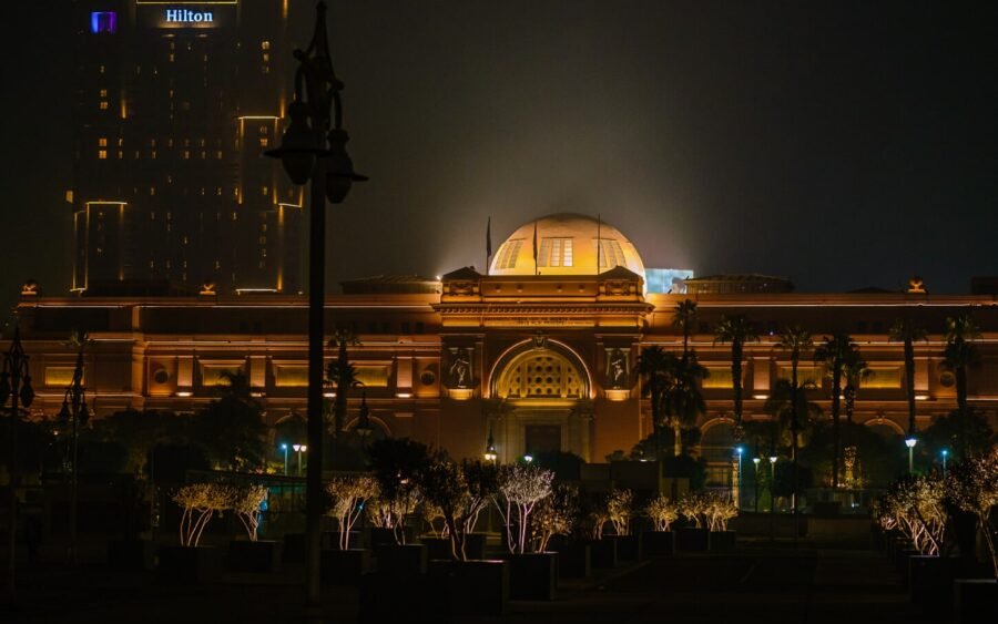 Vista nocturna del Museo Egipcio de Tahrir con su exterior iluminado.