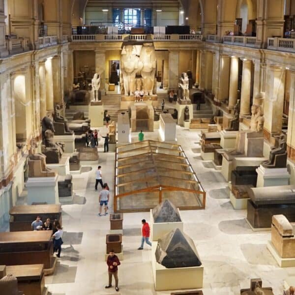Vista interior del Museo Egipcio en El Cairo con artefactos antiguos.