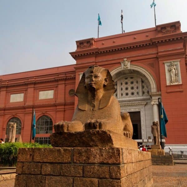 Fachada del museo egipcio con detalles arquitectónicos y cielo despejado.