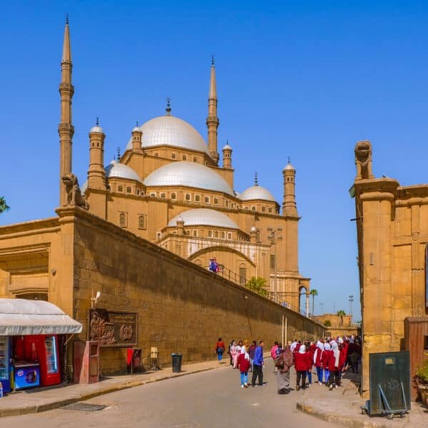 Entrada a la mezquita de Mahoma Ali con arquitectura grandiosa y detalles intrincados.