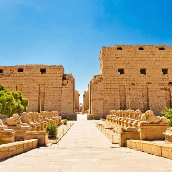 Entrada al Templo de Karnak con arquitectura egipcia antigua y columnas imponentes.