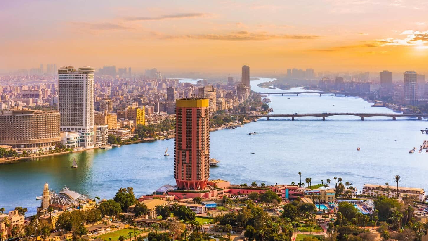 Atardecer sobre una de las torres de El Cairo con colores vibrantes.