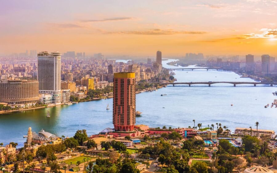 Atardecer sobre una de las torres de El Cairo con colores vibrantes.