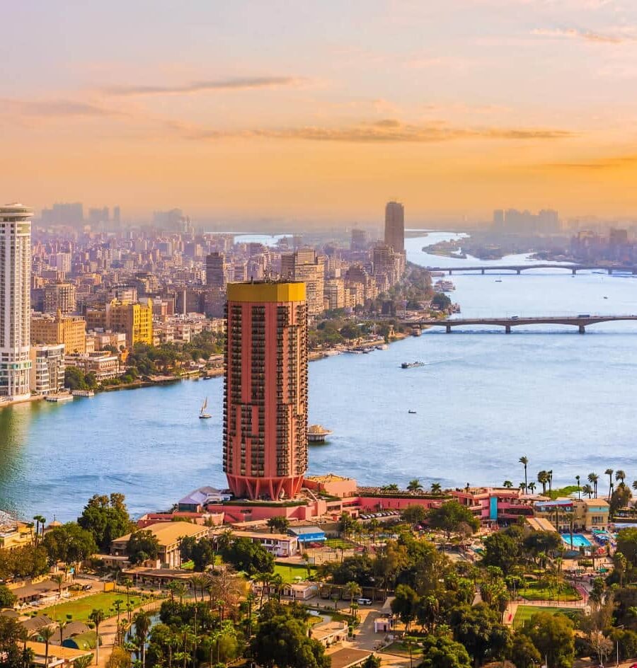 Atardecer sobre una de las torres de El Cairo con colores vibrantes.