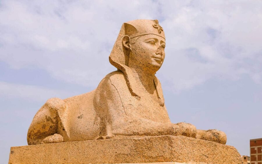 Esfinge de Alejandría con la Columna de Pompeyo al fondo.