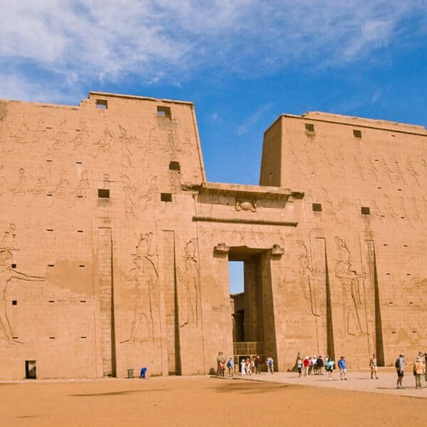 Fachada del magnífico Templo de Edfu en Luxor, mostrando la arquitectura egipcia antigua.