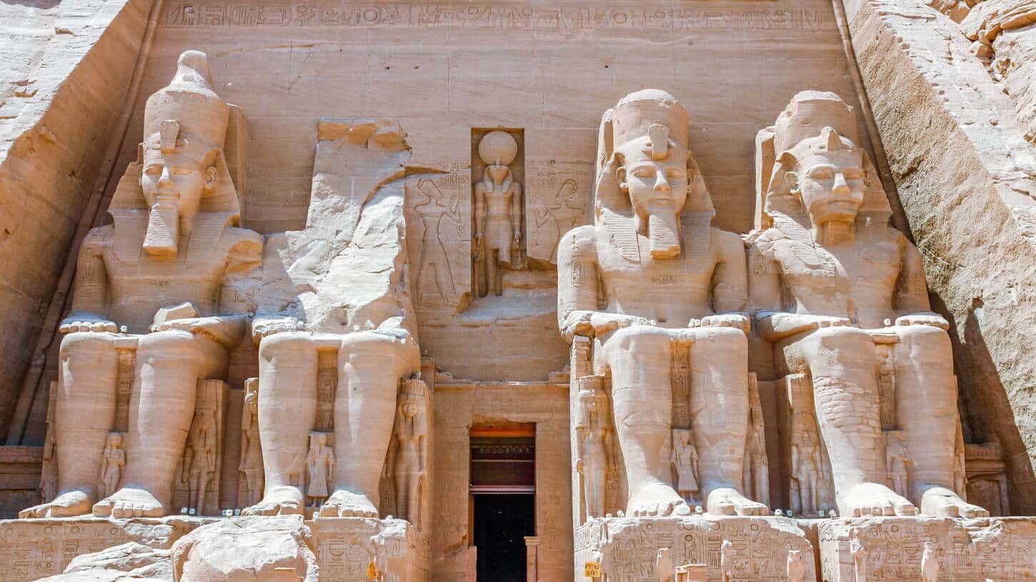 Fachada monumental del Gran Templo de Abu Simbel en Egipto.