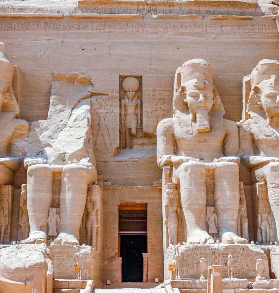 Fachada monumental del Gran Templo de Abu Simbel en Egipto.