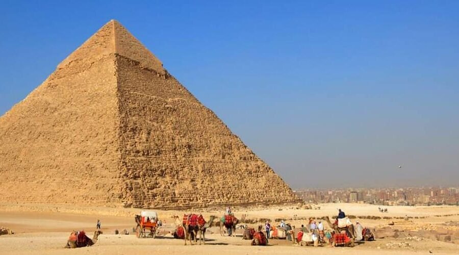 Vista impresionante de la Gran Pirámide de Giza en Egipto.