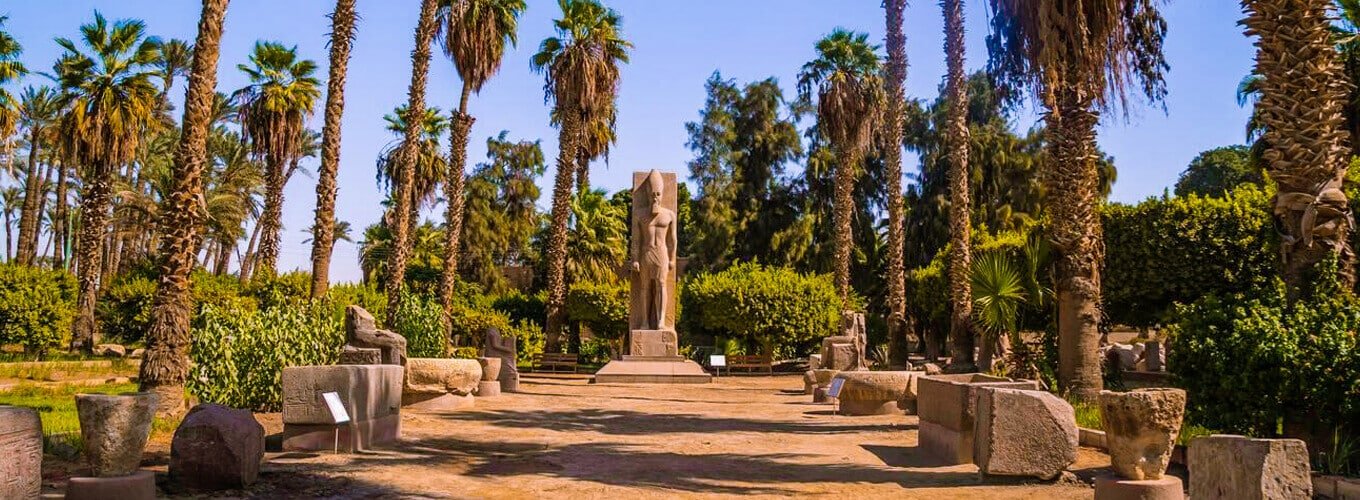 gran-imagen-de-la-ciudad-de-memphis-en-el-cairo-egipto Vista panorámica de las ruinas de la ciudad de Menfis en El Cairo, Egipto.