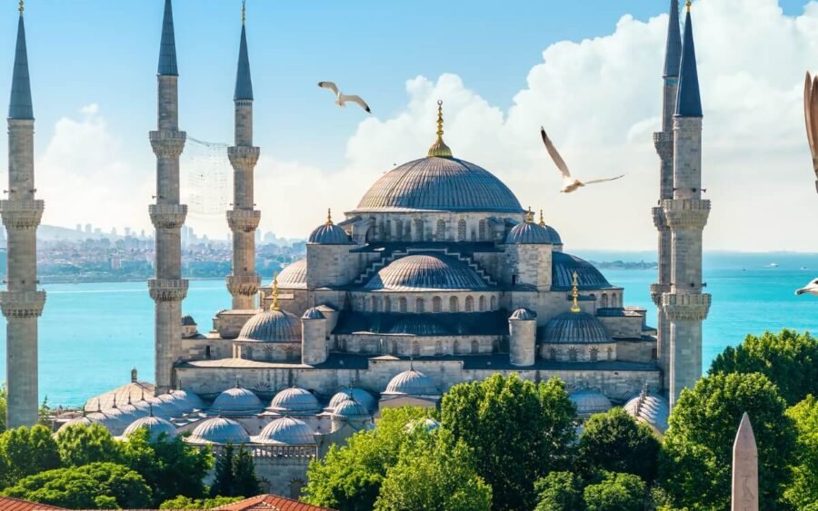 Vista impresionante de la Mezquita Azul en Estambul con su arquitectura intrincada.