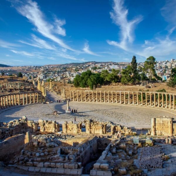 Vista amplia de la Plaza Oval en Jerash, Jordania, destacando su arquitectura histórica.