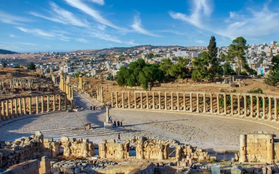 Vista amplia de la Plaza Oval en Jerash, Jordania, destacando su arquitectura histórica.