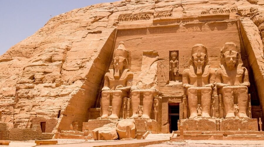 Vista impresionante del templo de Ramsés II en Abu Simbel con su arquitectura majestuosa.