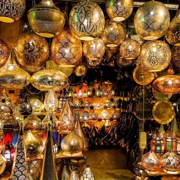 Mercado Khan el-Khalili en El Cairo, lleno de cultura y artesanías locales.