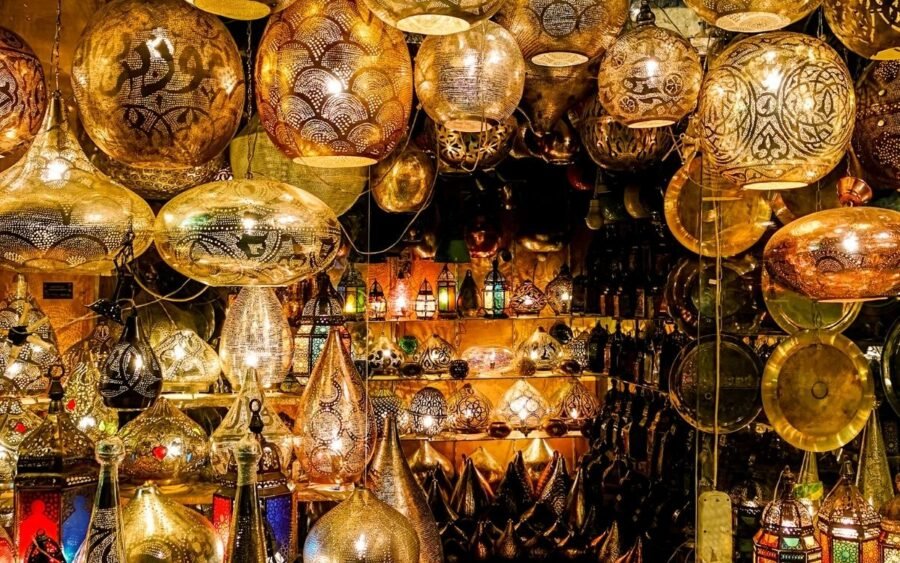Mercado Khan el-Khalili en El Cairo, lleno de cultura y artesanías locales.