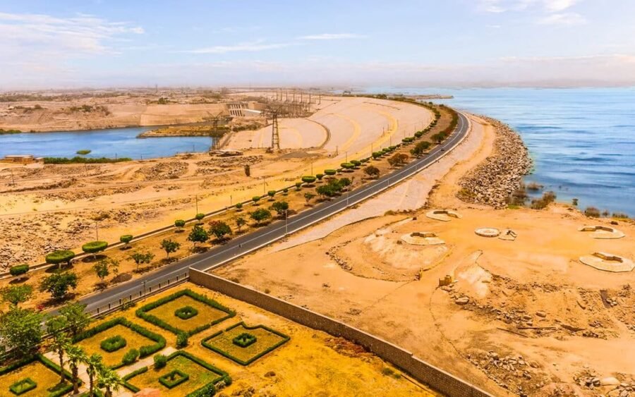 Vista aérea de la impresionante Presa Alta en Asuán, Egipto, y su paisaje circundante.