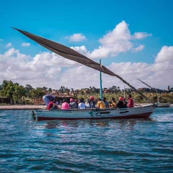 Felucca colorida navegando en el agua en un pueblo de Fayoum, Egipto.