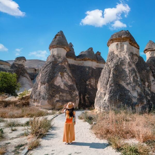 Una niña de pie frente a la entrada de un reino de hadas en el valle de Basbagh.