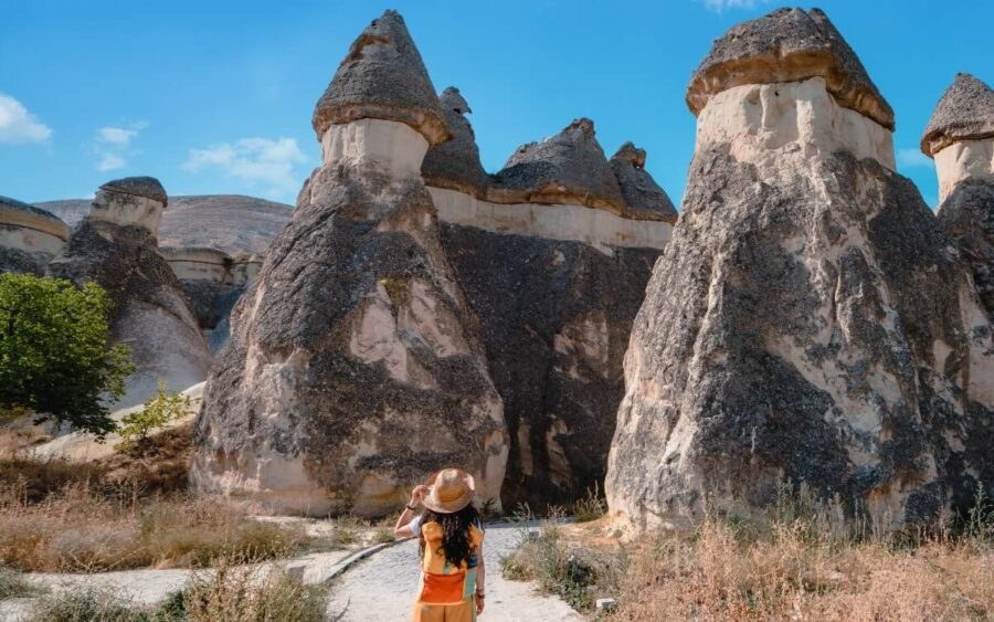 Una niña de pie frente a la entrada de un reino de hadas en el valle de Basbagh.