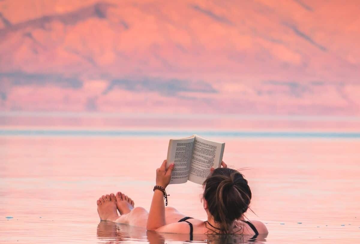 Niña leyendo un libro junto al Mar Muerto en Jordania.