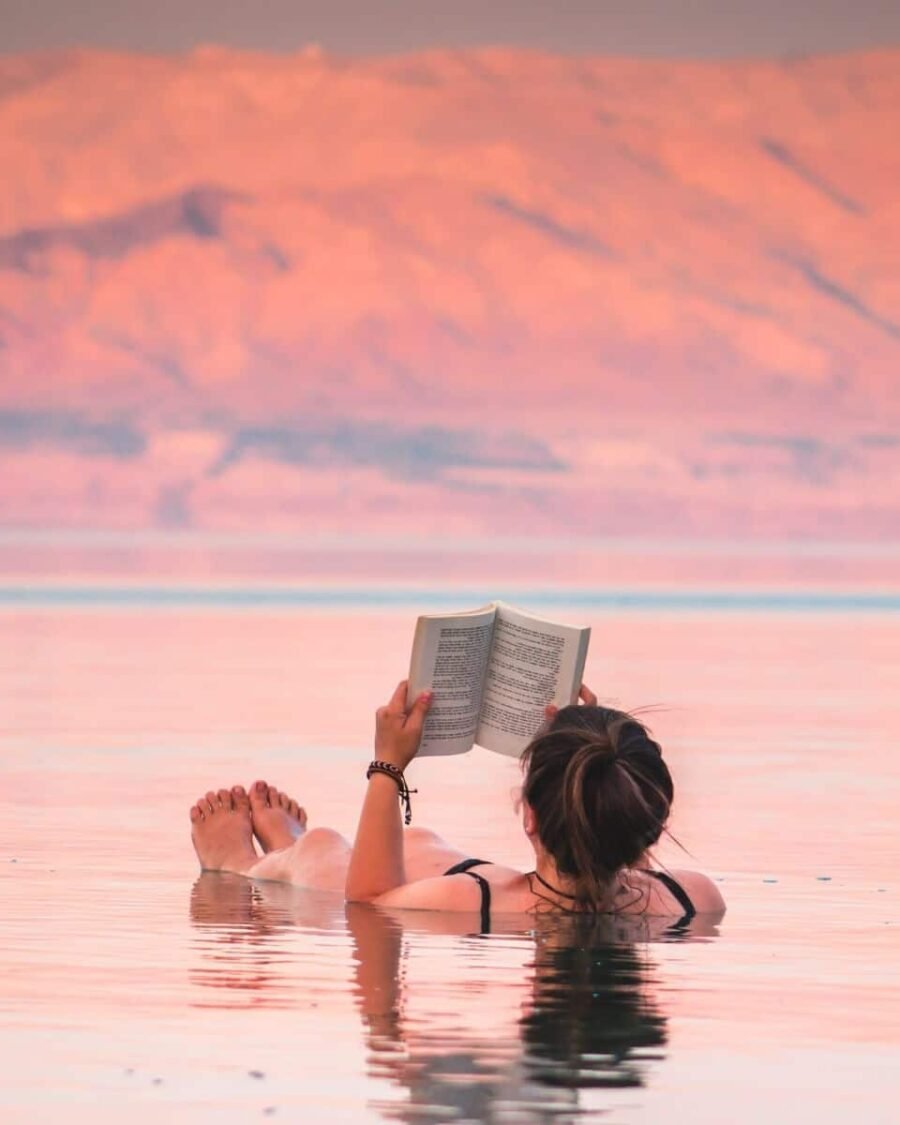 Niña leyendo un libro junto al Mar Muerto en Jordania.