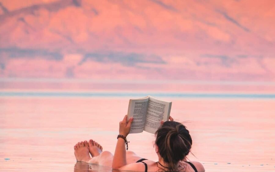 Niña leyendo un libro junto al Mar Muerto en Jordania.