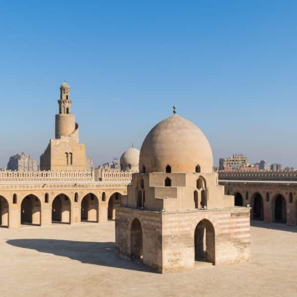 Patio de oración de la Mezquita de Ahmed Ibn Tulun con arquitectura intrincada.