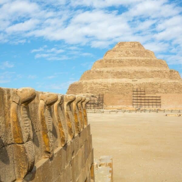 Pirámide escalonada del rey Djoser en Saqqara, un ejemplo de arquitectura egipcia antigua.