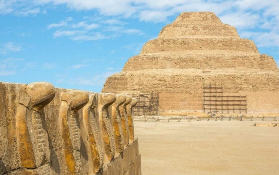 Pirámide escalonada del rey Djoser en Saqqara, un ejemplo de arquitectura egipcia antigua.