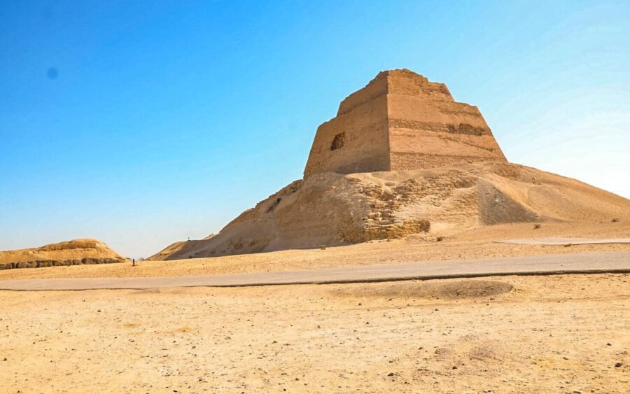 Pirámide de Meidum en el desierto de Egipto con arquitectura antigua.