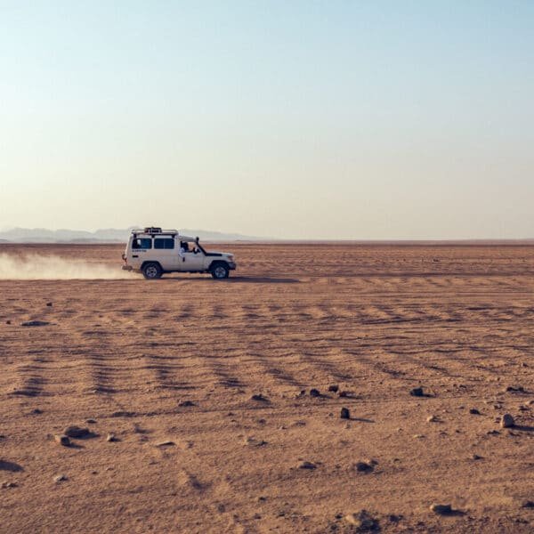 Safari en jeep por el oasis de Bahariya en el desierto egipcio.