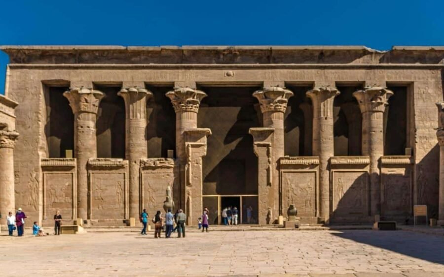 Templo de Edfu en Luxor, un ejemplo destacado de la arquitectura egipcia antigua.