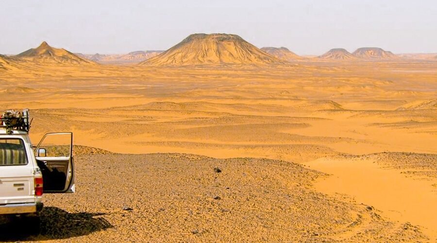 Vehículo 4x4 en el desierto negro de Egipto.