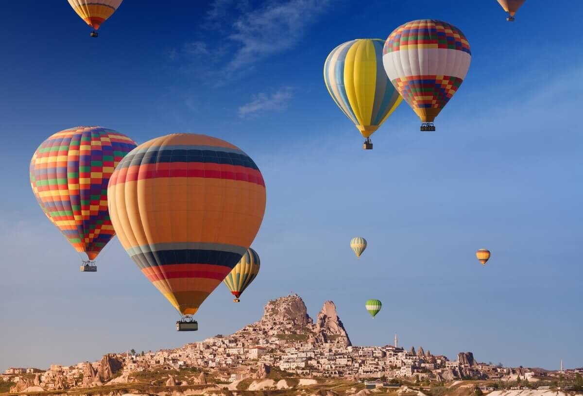 Globo de aire caliente volando sobre las colinas de Capadocia.