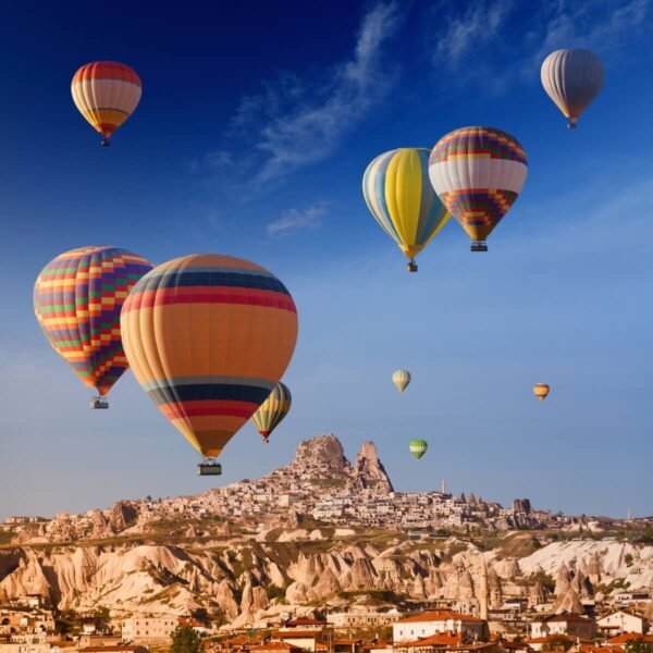 Globo de aire caliente volando sobre las colinas de Capadocia.