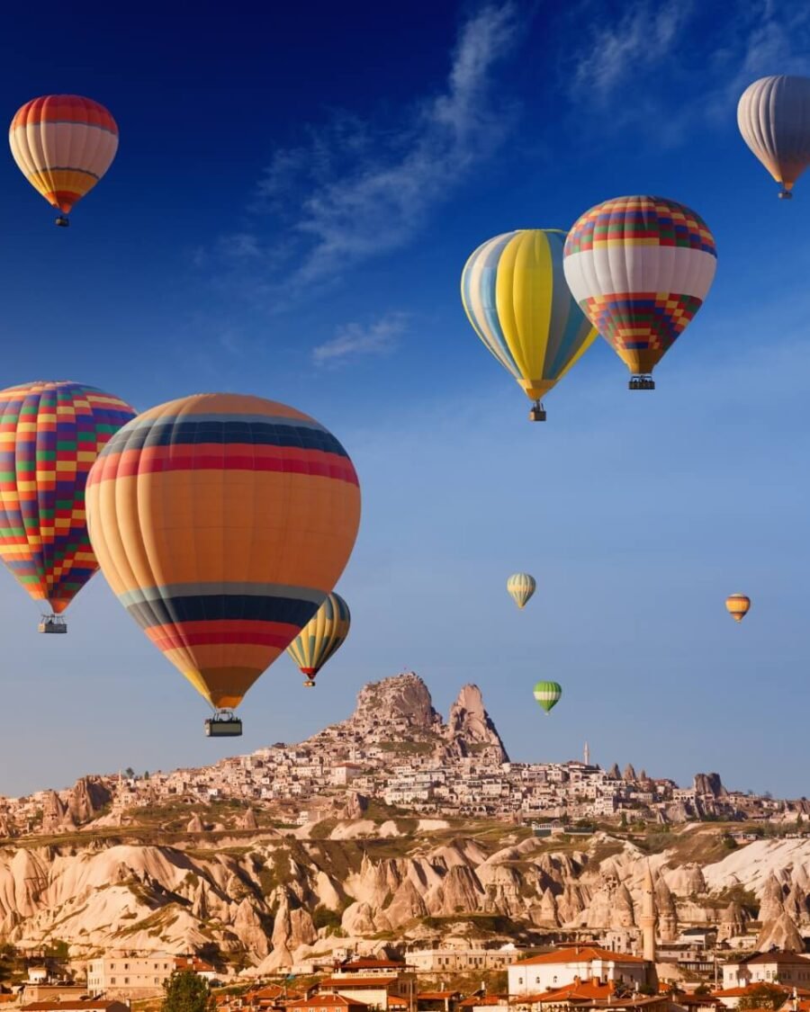 Globo de aire caliente volando sobre las colinas de Capadocia.