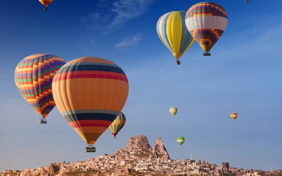 Globo de aire caliente volando sobre las colinas de Capadocia.