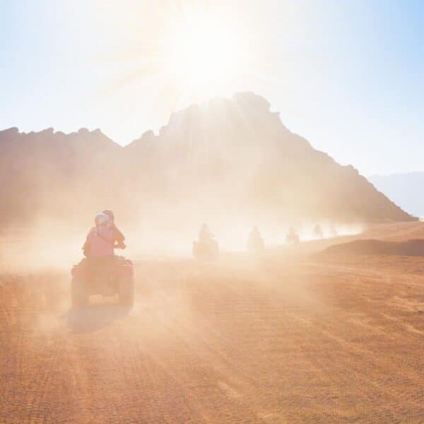 Grupo de turistas disfrutando de un safari de un día en Dahab.