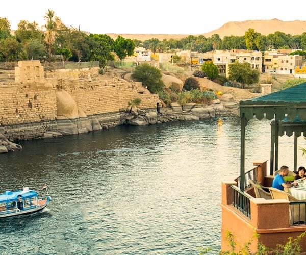 Turistas disfrutando de un almuerzo en la isla Al Fantin en Asuán.