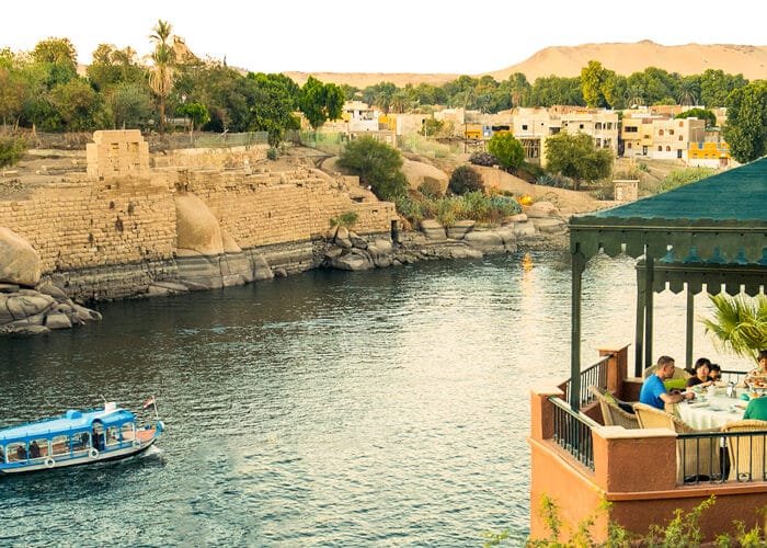 Turistas disfrutando de un almuerzo en la isla Al Fantin en Asuán.