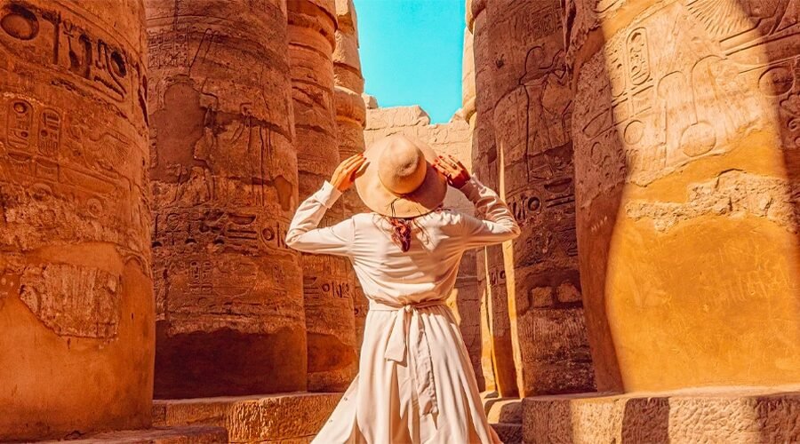 Turista admirando las columnas del Templo de Karnak en Egipto.
